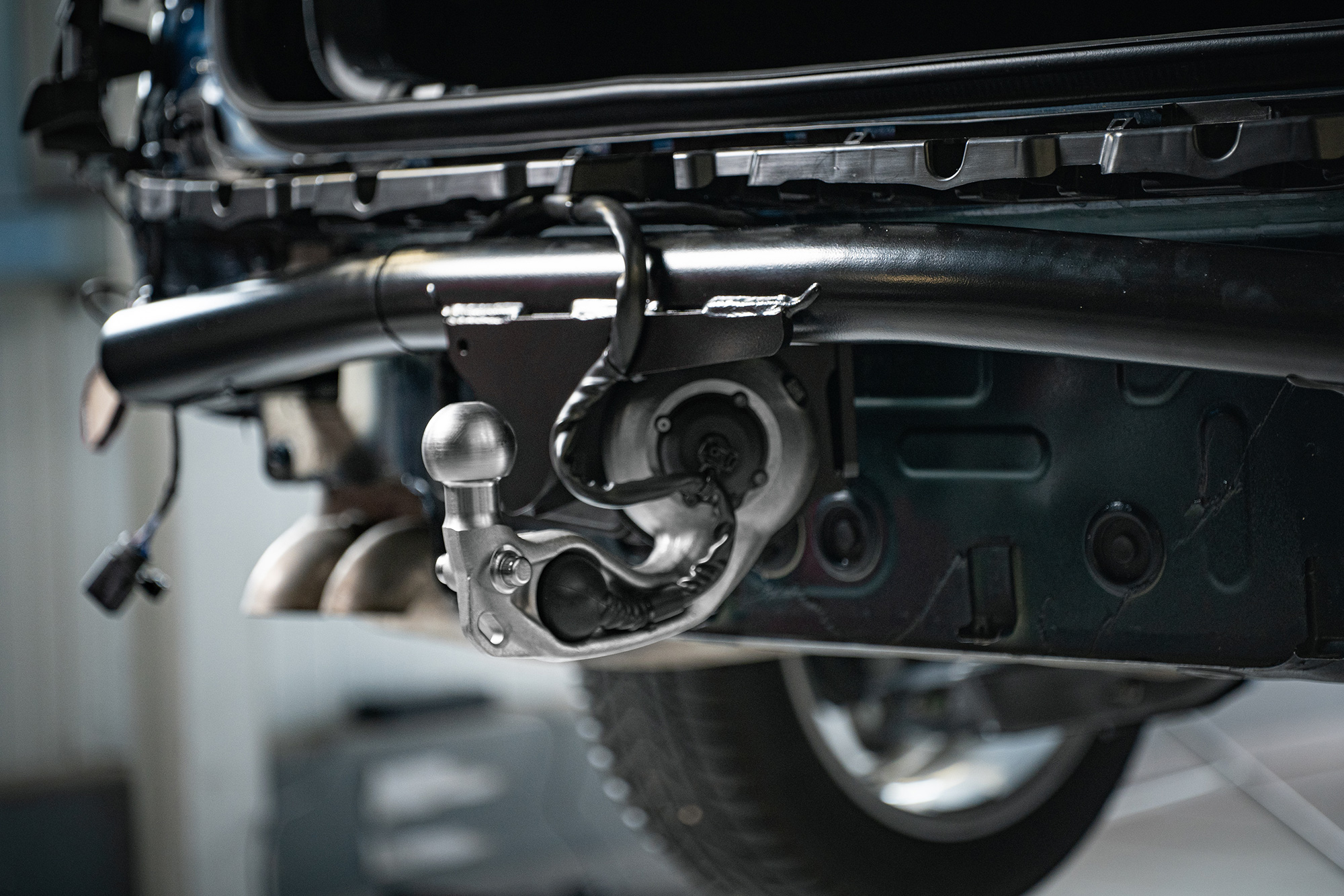 Installed ORIS towbar with integrated socket and vehicle-specific electrical connection as part of an ORIS DUO complete system.