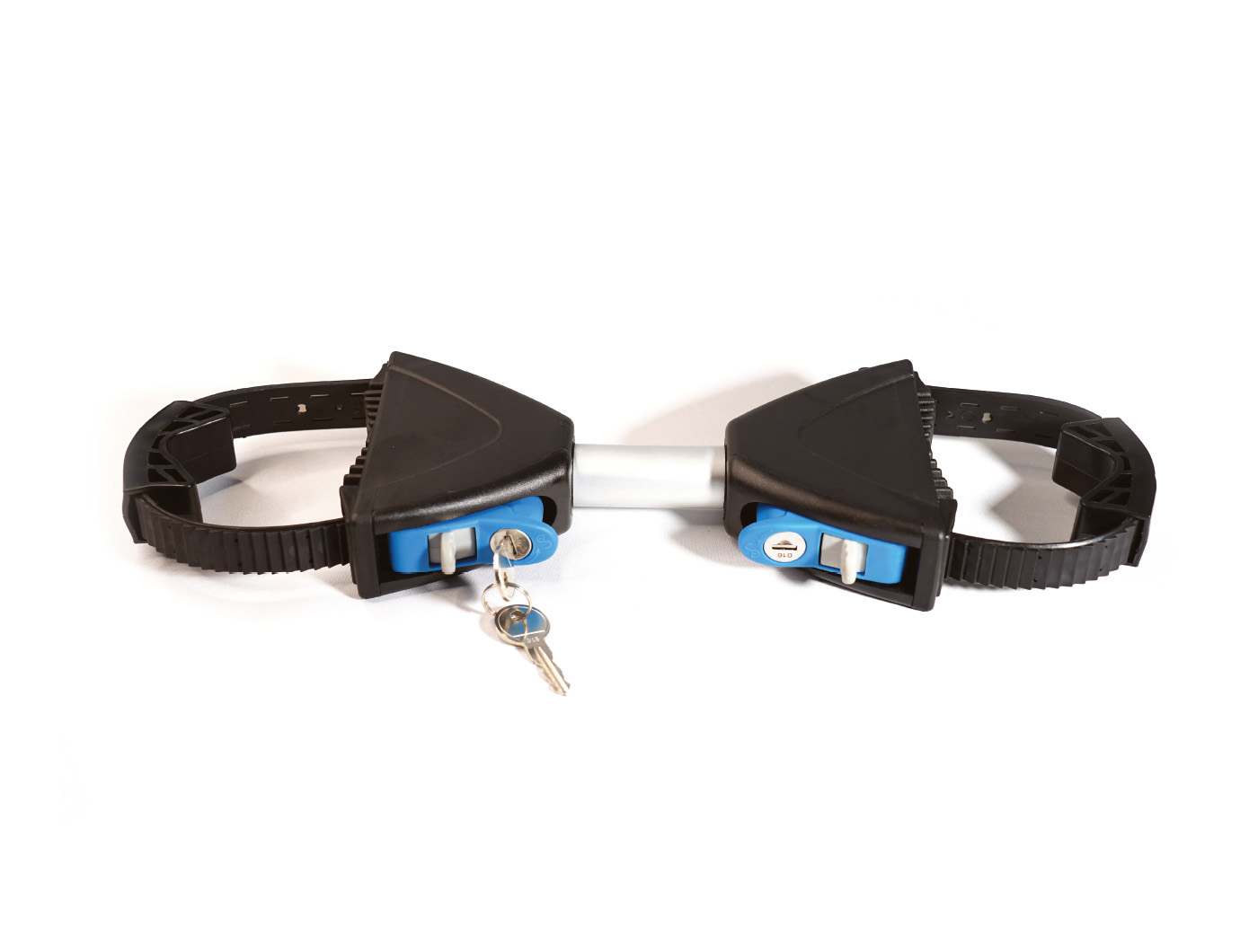TRACC double hold arm with lockable frame clamps and integrated key system for securing two bicycles on a bicycle carrier.