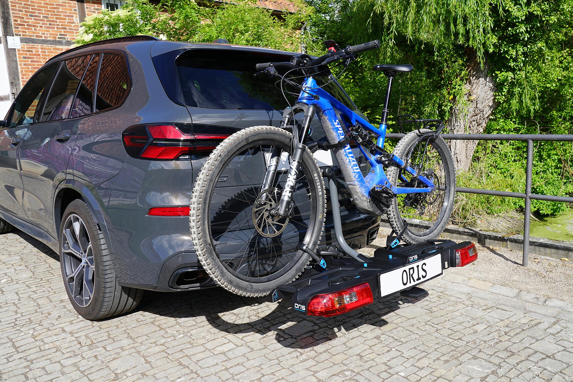 BMW X5 with the ORIS TRACC FIX4BIKE® premium bike carrier transporting an e-mountain bike on an ORIS FIX4BIKE® towbar.