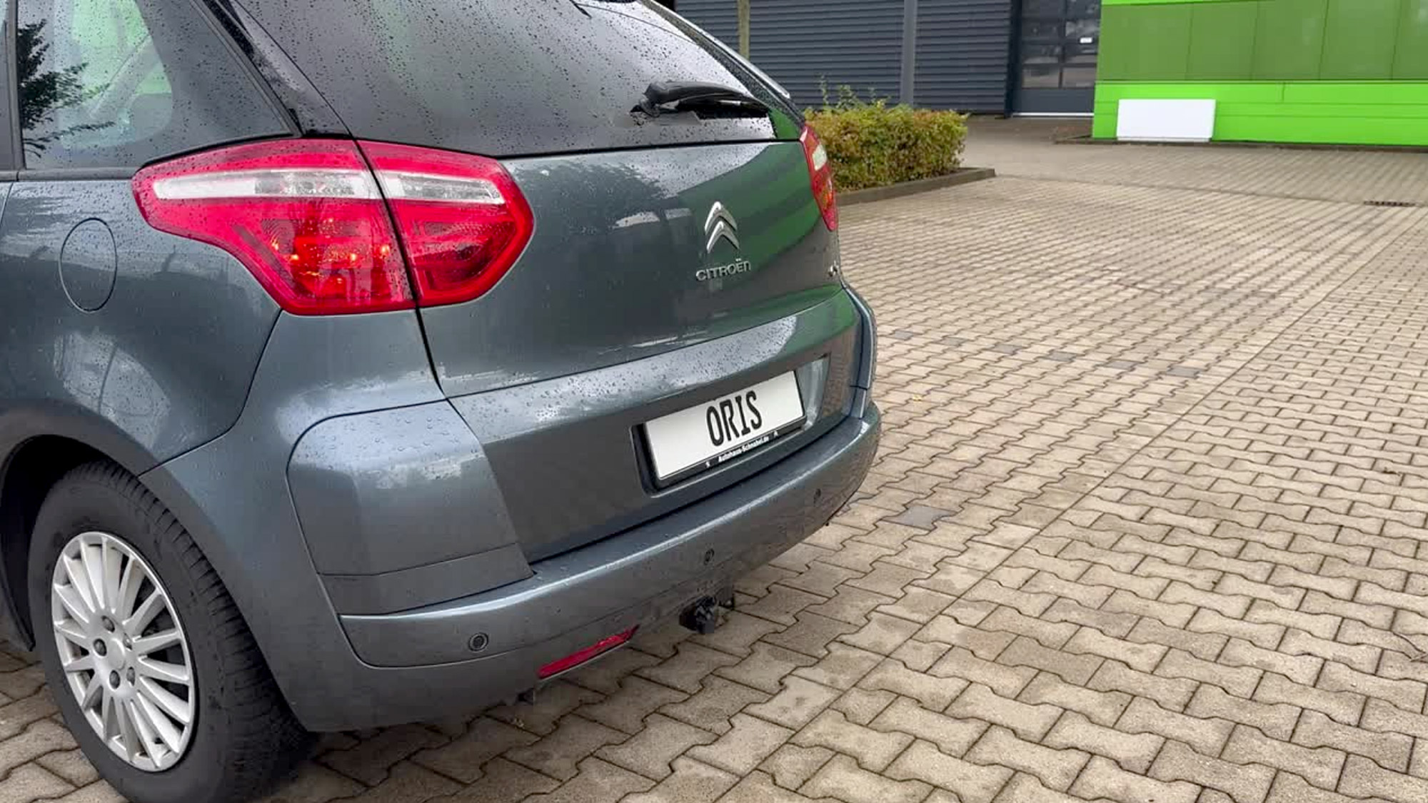 Citroën vehicle with a concealed ORIS detachable towbar system and removed horizontal towball.